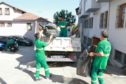 Tahtakale’deki evden 2 kamyon atık çıkarıldı