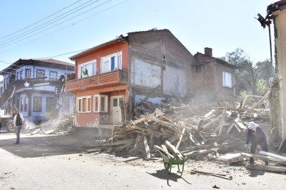 Yenişehir’de riskli yapılar tek tek yıkılıyor