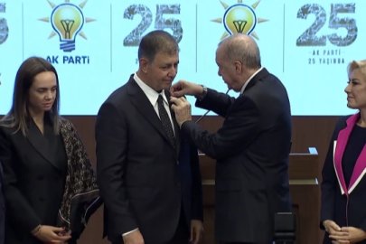 İzmir artık AK Parti'de! Cemil Tugay'ın rozetini Cumhurbaşkanı Erdoğan taktı