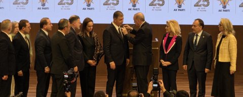 İzmir artık AK Parti'de! Cemil Tugay'ın rozetini Cumhurbaşkanı Erdoğan taktı