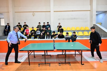 Oktay Yılmaz gençlerle hem sohbet etti hem spor yaptı
