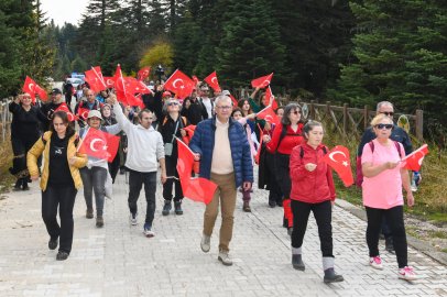 Uludağ’da kırmızı beyaz Cumhuriyet yürüyüşü