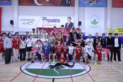 Genç sporcular Cumhuriyet Bayramı için sahaya çıktı